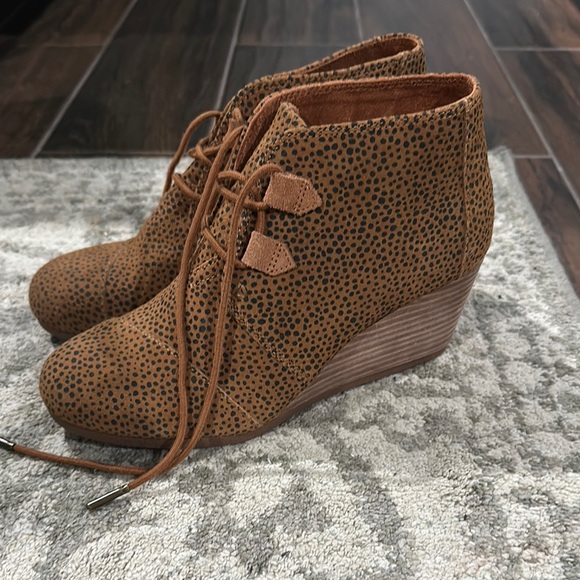 Toms Shoes - NWOT Toms Brown Wedge Ankle Boots